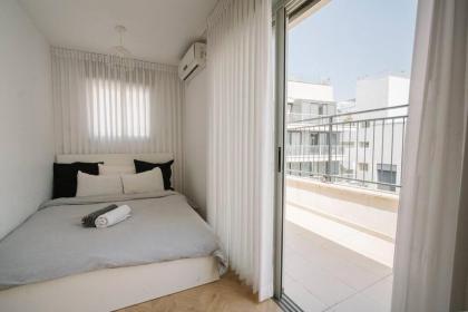 Ben Yehuda Duplex Apartment By Nimizz - image 14