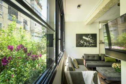 Sophisticated 1BR Apartment in Central Tel Aviv by Sea N' Rent - image 14