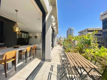 Luxury Penthouse with Roof-Top Pool - By Beach Apartments TLV - image 5