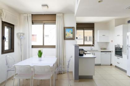 Comfy 2BR with Terrace next to Beach by FeelHome - image 11