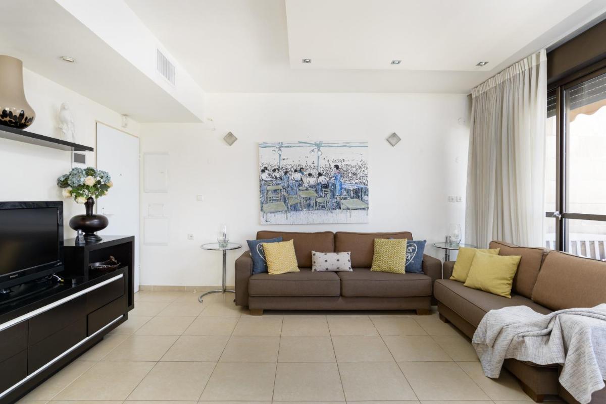 Comfy 2BR with Terrace next to Beach by FeelHome - image 7