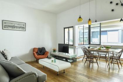 Bright 1BR Apt w Parquet Floor in the City by Sea N' Rent Tel Aviv 