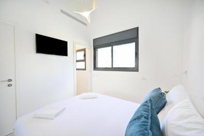 Vibrant 2BR in Hakovshim st by HolyGuest - image 9