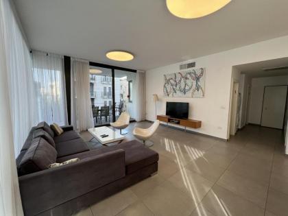 Geula 3 Bedrooms Apartment - image 1