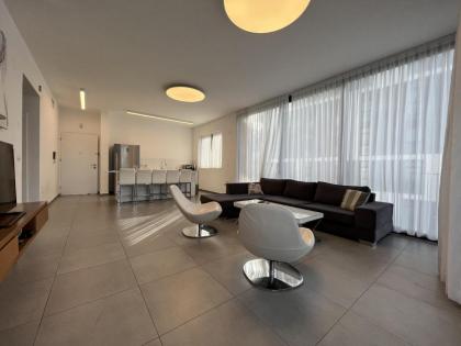 Geula 3 Bedrooms Apartment - image 11