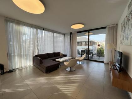 Geula 3 Bedrooms Apartment - image 17