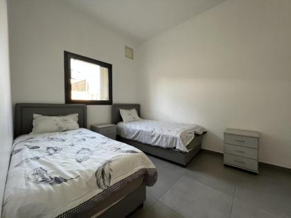 Geula 3 Bedrooms Apartment - image 5