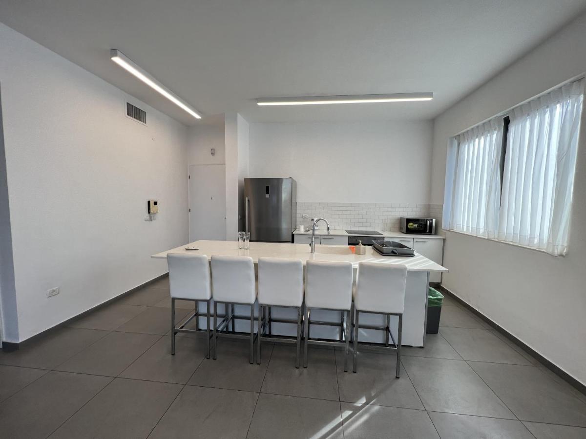 Geula 3 Bedrooms Apartment - image 7