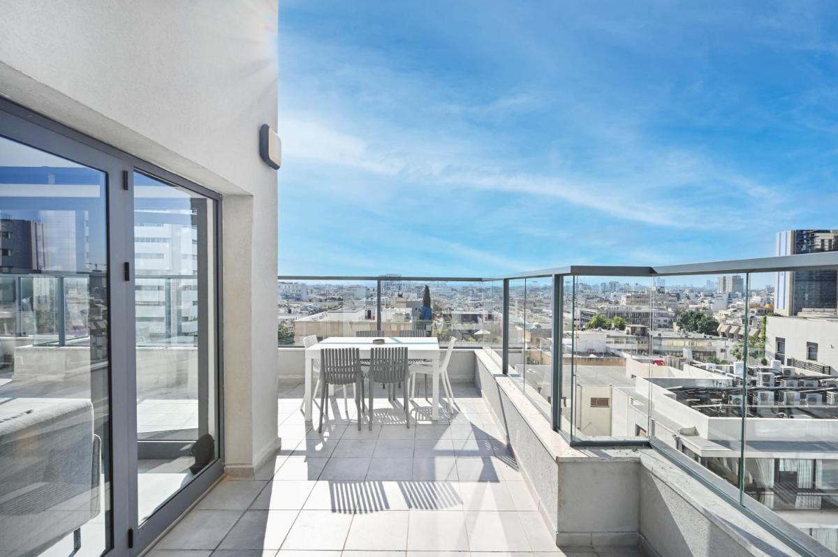 Glamorous 3BR Penthouse near Rothschild Boulevard - image 5