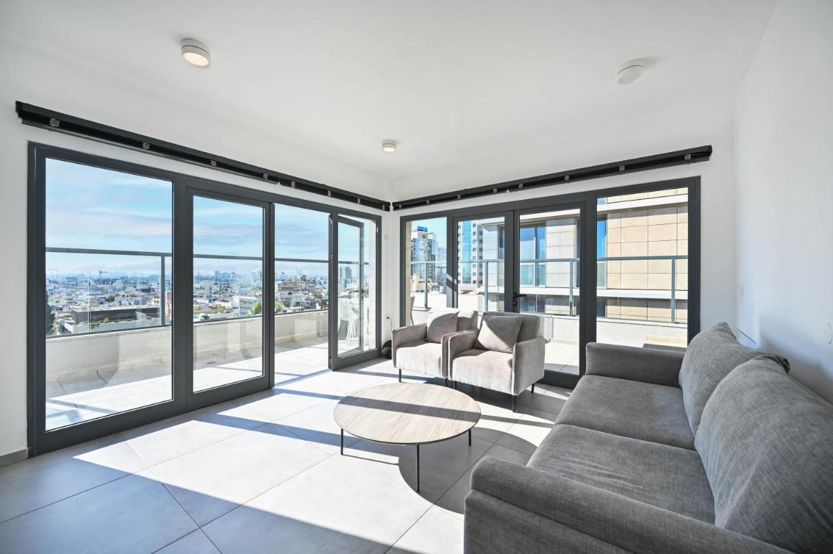 Glamorous 3BR Penthouse near Rothschild Boulevard - image 6