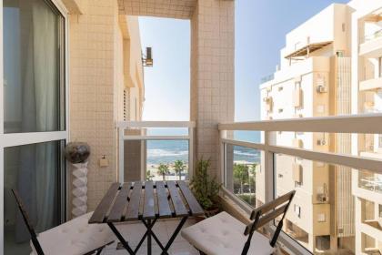 Beach House w/ Sunny Balcony 