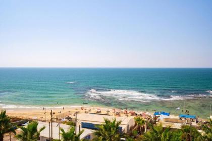 Beach House w/ Sunny Balcony - image 11