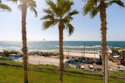 Beach House w/ Sunny Balcony - image 18