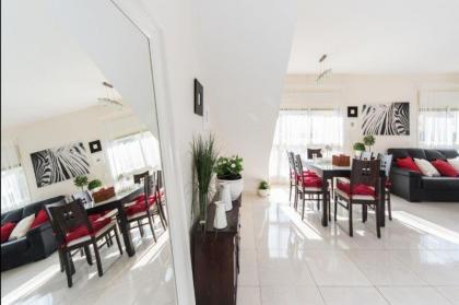 Spacious Duplex with Terrace & Mamad 3-min From the Beach by Sea N' Rent